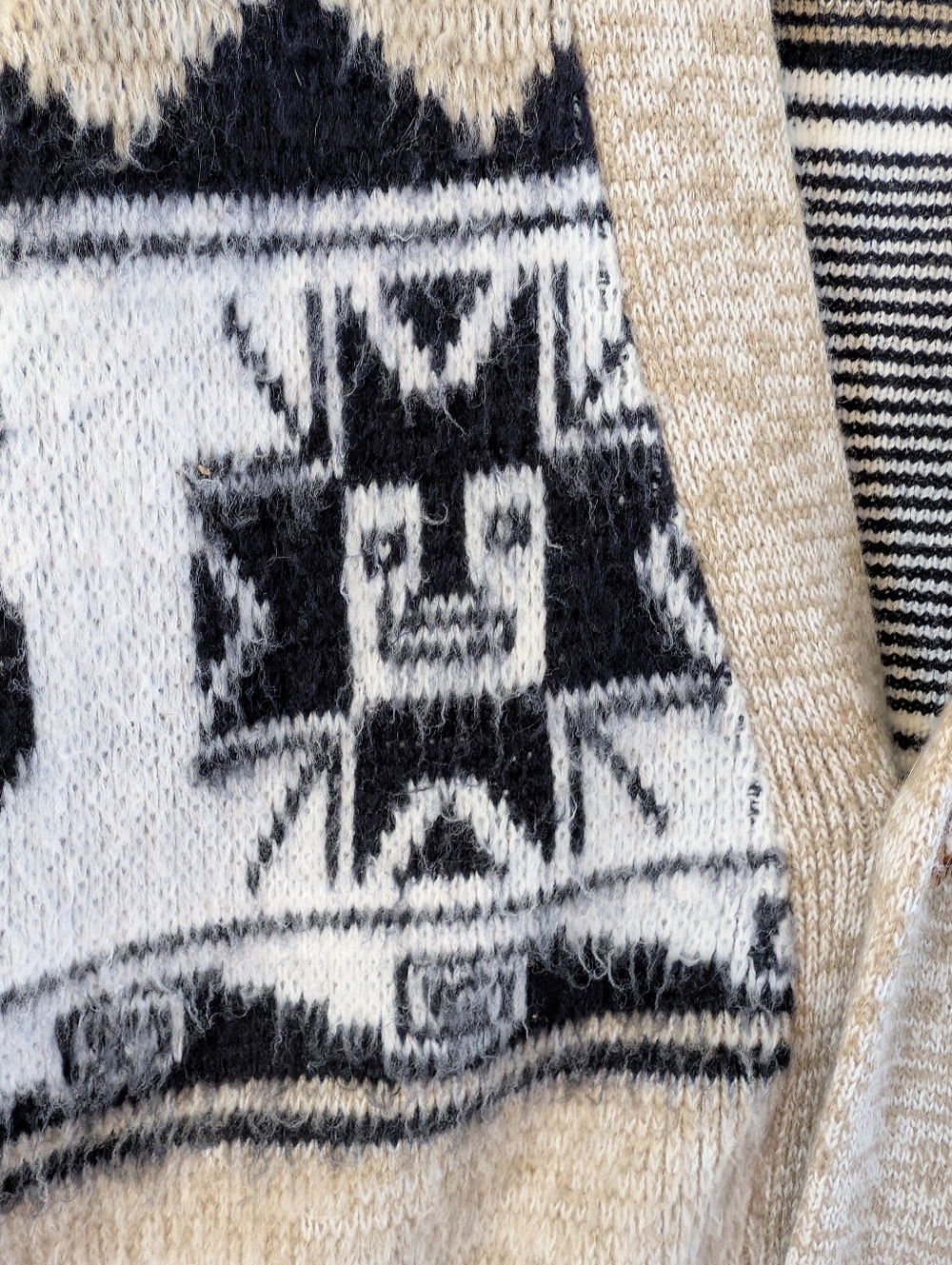 Unisex Handmade Peruvian Beige Patterned Button-Front Cardigan Sweater GORGEOUS - Picture 5 of 9